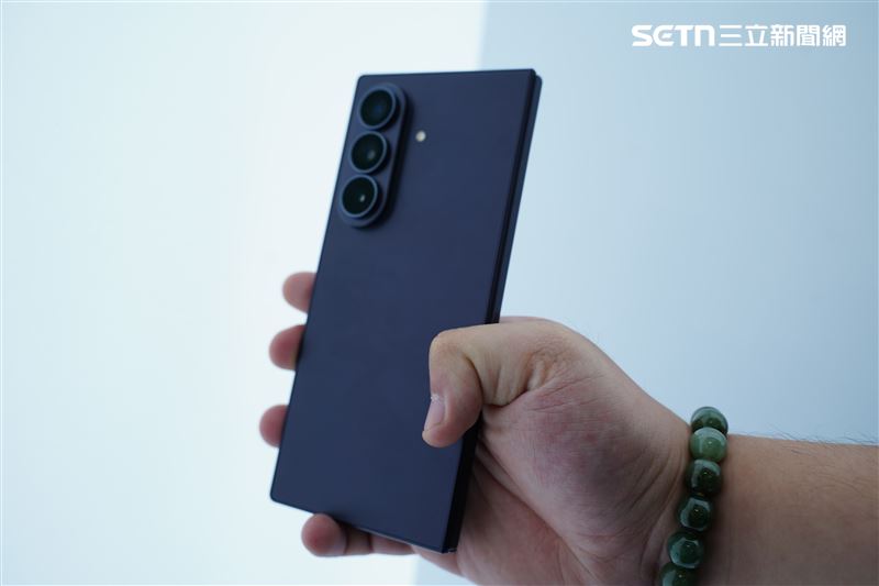 Galaxy Z Fold8 Ultra相機規格毫不手軟,主鏡頭畫素直逼 2 億,並強化 Super HDR 運算能力,讓建築線條與美食色澤呈現更具立體感;超廣角鏡頭則升級至 5,000 萬畫素,微距細節捕捉更加細膩。(圖/實習生許家齊攝影)
