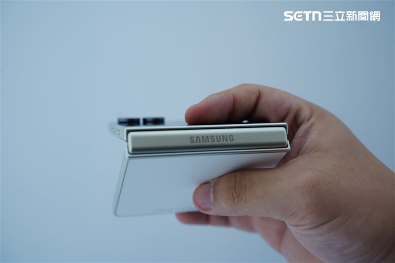 Galaxy Z Flip8相機方面搭載 5,000 萬畫素廣角主鏡頭,並導入 ProVisual Engine 影像調校技術,無論是以後鏡頭自拍、人像拍攝或日常隨手拍,都能呈現自然色彩與細膩景深層次。(圖/實習生許家齊攝影)