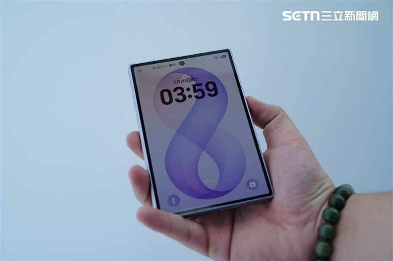 三星全球發表會，會中亮相的新款旗艦折疊手機Galaxy Z Fold8，鎖定講究生活品味與享受的族群設計。（圖／實習生許家齊攝影）
