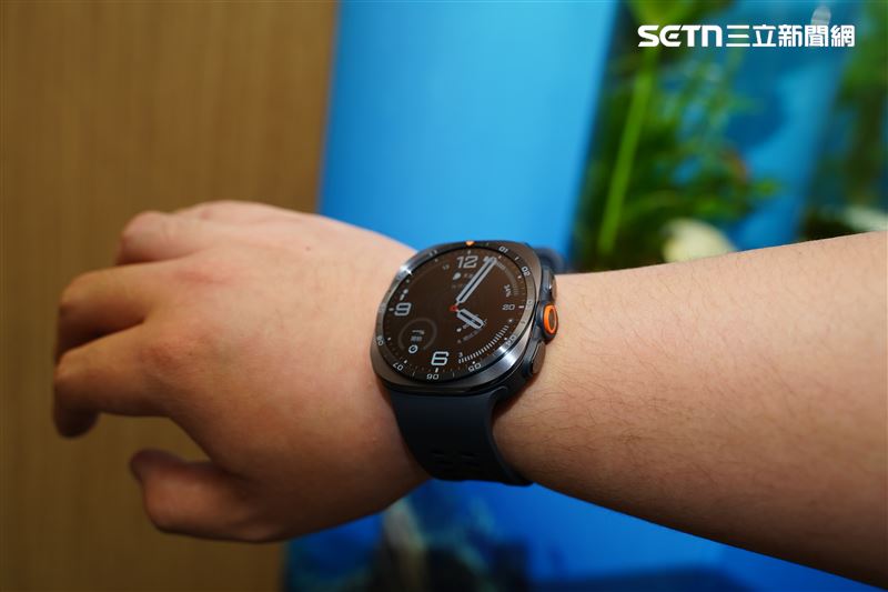Galaxy Watch Ultra2改採更輕薄的鈦金屬機身,厚度較前代縮減12%,錶帶重量也減輕25%,螢幕亮度更一舉拉高至5,000nits,即使身處豔陽下也能清晰辨識畫面。針對潛水族群,這款手錶通過IP69K防水防塵最高等級認證,同時取得EN13319國際潛水標準認證,可於水下40公尺環境使用,並與mares App串接記錄潛水日誌,一併提供潛水速度監測、免減壓極限提醒與安全停留指引等功能。(圖/實習生許家齊攝影)