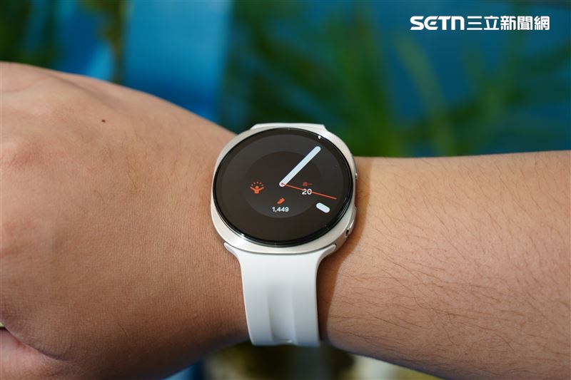 Galaxy Watch9延續經典圓潤外型,改用輕量鋁合金機身提升配戴舒適度,螢幕亮度則達3,000nits。(圖/實習生許家齊攝影)