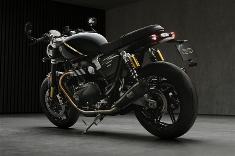 Speed Twin 1200 TFC以深邃金屬黑作為基底,再加入大量金色細節。(圖/翻攝Triumph網站)