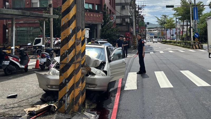派出所前撞電桿車頭爛！39歲喪屍男下場慘