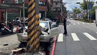 派出所前撞電桿車頭爛！39歲喪屍男下場慘