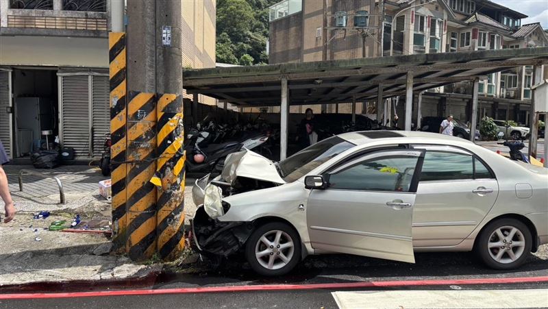 基隆大武崙派出所前,陳男毒駕自撞電桿,車內還搜出電子煙及依托咪酯菸彈2顆,詢後依法移送偵辦。(圖/翻攝畫面)