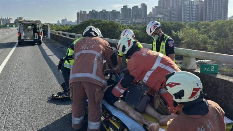 國1新竹段驚悚車禍！男受困車內OHCA送醫