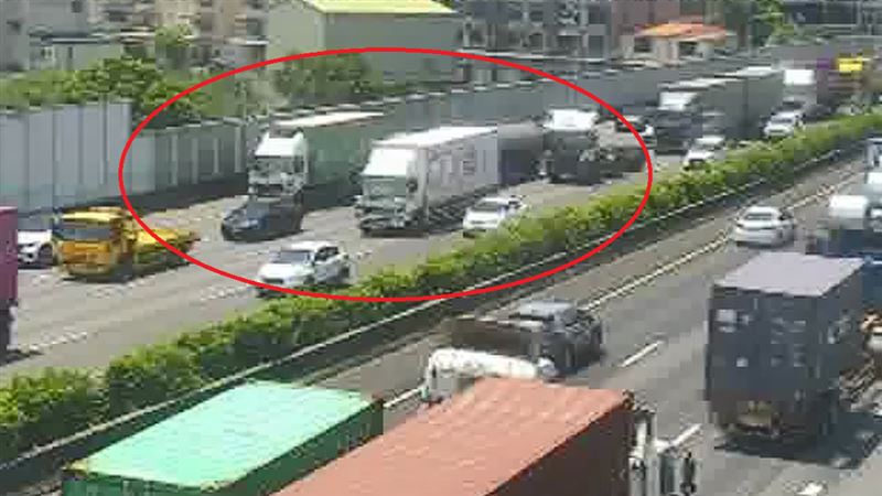 國道一號南向364公里處,高雄市楠梓路段,今天(21日)上午發生追撞事故,回堵約6公里。(圖/翻攝自1968APP)