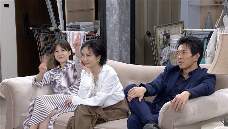 (左起)蘇晏霈、陳仙梅、黃尚禾在場外化身最佳觀眾,欣賞馮凱導演難得的客串演出。(圖/民視提供)