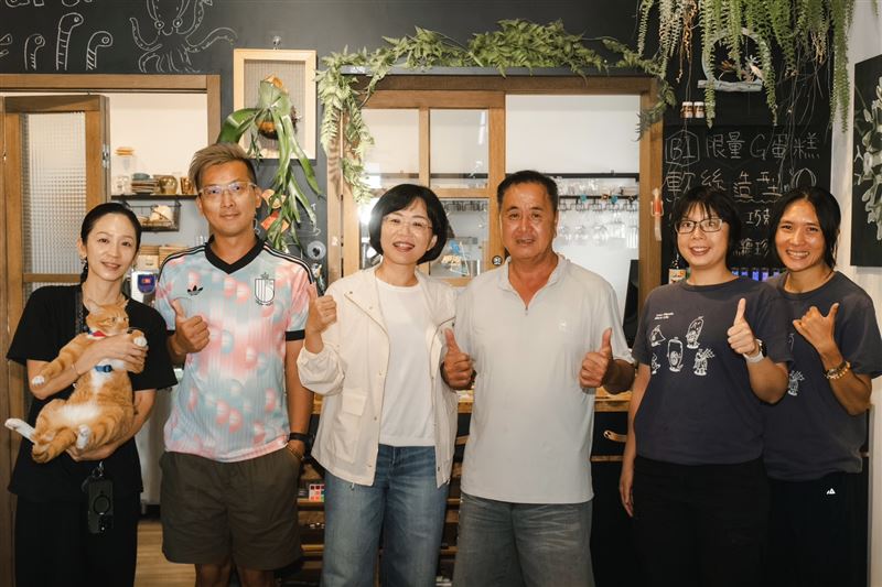 民進黨新北市長參選人蘇巧慧日前拜訪瑞芳鼻頭角,與當地青年、里長交流漁村轉型、交通與海洋保育等議題(圖/蘇巧慧競辦提供)