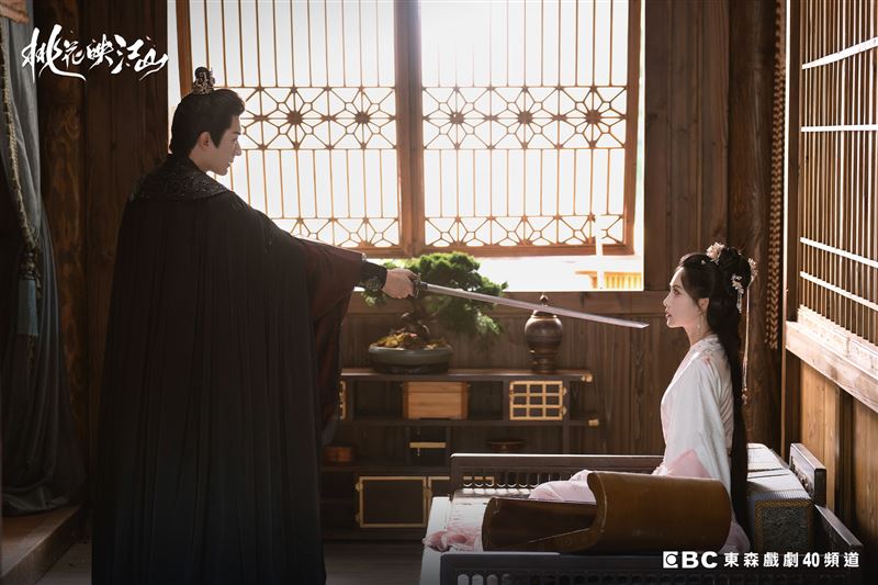 《桃花映江山》前期劇情不時上演「掐脖子」、「拿刀抵頸」的高危險戲碼,光是前5集就互殺3次。(圖/東森提供)