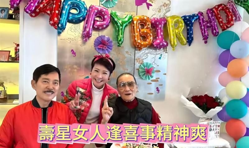 狄波拉生日時曾上演和現任丈夫江耀城、前夫謝賢同框的經典畫面。(圖/翻攝自微博)