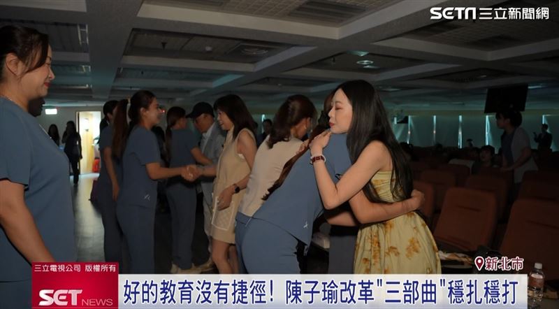 愛妮雅集團教育訓練開始前，透過擁抱與加油打氣鼓勵員工。（圖／擷自三立新聞網YT）
