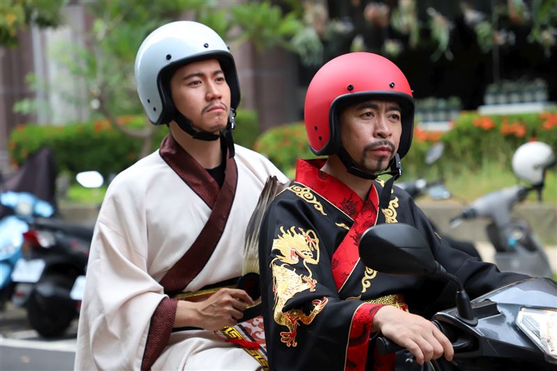 高推三國穿越短影音宣導交通安全,諸葛亮獻策機車左轉「慢、看、讓」。(圖/高雄市政府提供)