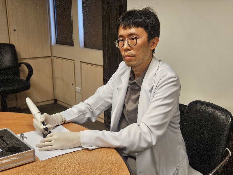 書田診所泌尿科主任醫師陳鵬(圖)表示,治療生殖器病毒疣的方法包含藥物、手術及冷凍療法;冷凍療法則是利用極低溫氣體,破壞疣體的細胞與血管供應,使私密處病毒疣脫落