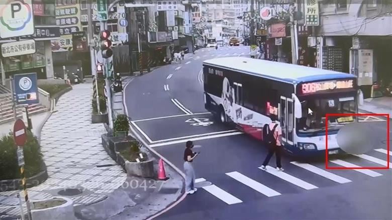 9歲童放學遭公車撞！司機、業者裝死拖2年
