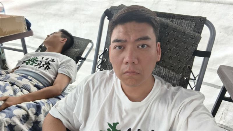 賴苡任因偽造連署要去出庭,近日稱要「接力絕食」響應藍營行動引發議論,同黨議員則護航:「他是先遠端絕食」。(圖/翻攝自賴苡任臉書)