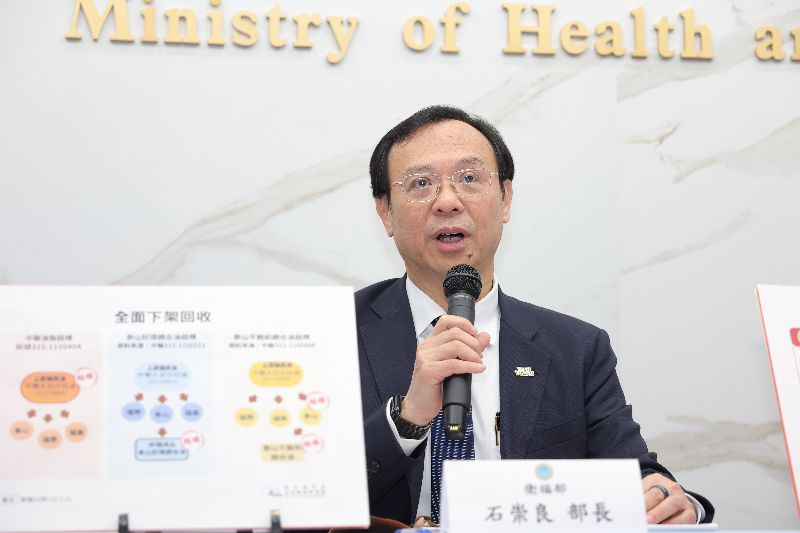中聯油品重新上架原則記者會 石崇良出席食藥署21日舉辦「中聯油脂預防性下架油品及其相關產品重新上架原則」記者會,衛福部長石崇良親上火線說明,秉持「分源分項、逐批確認、上下游核對」3原則,食藥署依上游原油檢驗合格及下游終端產品與其上游原油完成核對確認,才能重新上架。中央社記者翁睿坤攝 115年7月21日