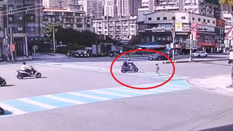 一名男童疑紅燈穿越行穿線通過馬路,幸運跟4、5台車擦肩而過。(圖/翻攝自臉書汐止集團)