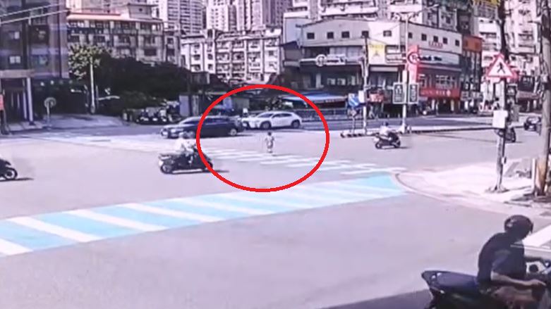 畫面曝！男童硬闖馬路…驚險27秒全網看傻