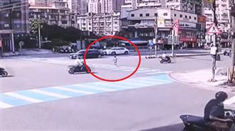 畫面曝！男童硬闖馬路…驚險27秒全網看傻