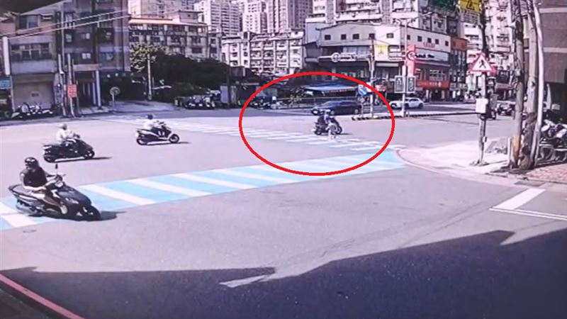 行經該處的4、5台車,且距離相當靠近,畫面看了令人捏把冷汗。(圖/翻攝自臉書汐止集團)