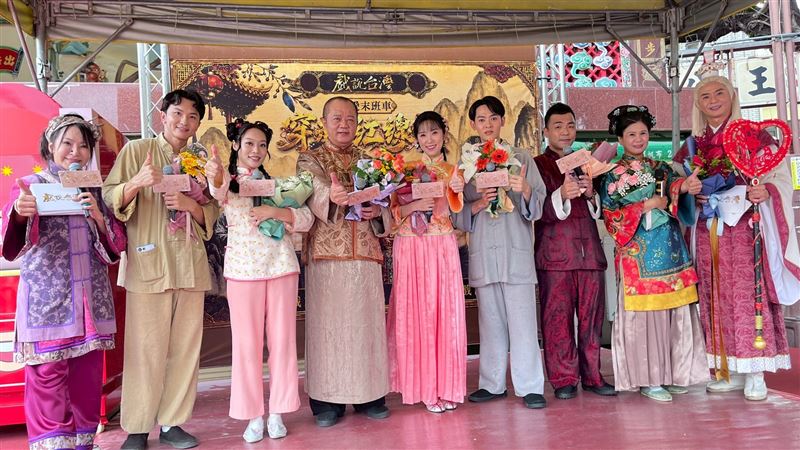(左起)妞妞(許寀菁)、 李威鴻、李安蕾、朱九、方妍心、陳星、黃沅榮、黃崴琳、陳麒凱現身與粉絲同樂(圖/三立提供)