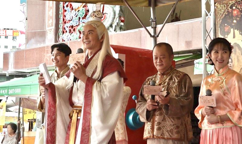 陳麒凱一現身,大雨馬上就停了,粉絲驚呼:「真的顯靈了」。(圖/三立提供)