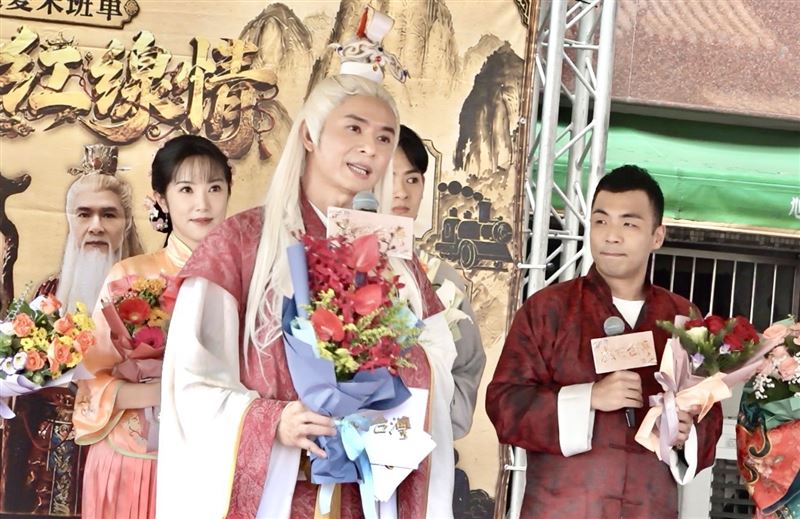 陳麒凱(中)成「最帥月老」。(圖/三立提供)