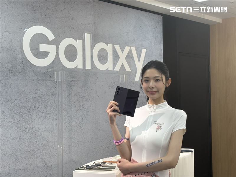 三星今(22)日於英國倫敦舉行「Galaxy Unpacked」全球發表會,正式端出新一代旗艦摺疊機皇 Galaxy Z Fold8 Ultra,相較前代,邊框斜角進一步加大,開闔手感更為滑順,轉軸結構也一併優化,讓螢幕在懸停狀態下更為穩固。主螢幕峰值亮度衝上 3,000 尼特,並首度導入 AR 抗反光保護層與 Vision Booster 技術,能有效削弱環境光反射、拉升畫面對比層次,不論身處豔陽戶外或室內燈光下,皆能維持銳利清晰的顯示效果。(圖/記者王文承攝影)