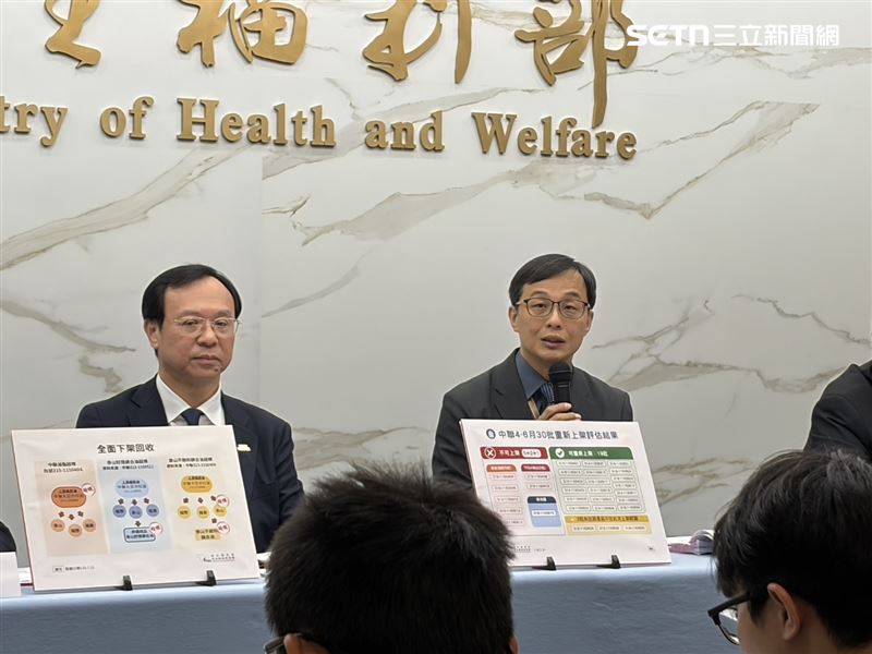 食藥署長姜至剛(右)說,熱損率是指黃豆因其含水量,在運輸前進行薰蒸去水過程中,造成類似燒焦情況,恐導致苯駢芘超過標準。目前尚待專家確認這些問題與油品苯駢芘超標的因果關係。(圖/記者簡浩正攝影)
