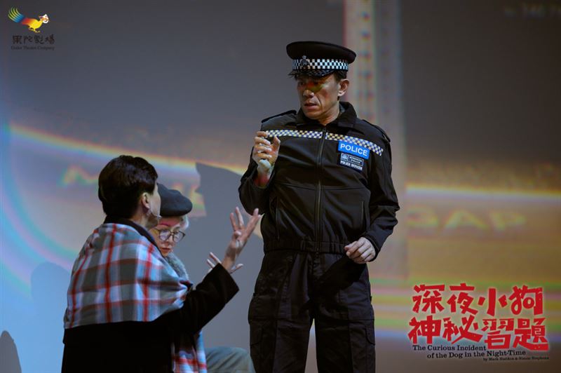 凱爾需要切換三個職務、個性不同的警察。(圖/果陀劇場提供)