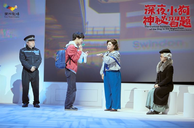 呂曼茵完美復刻提款機。(圖/果陀劇場提供)