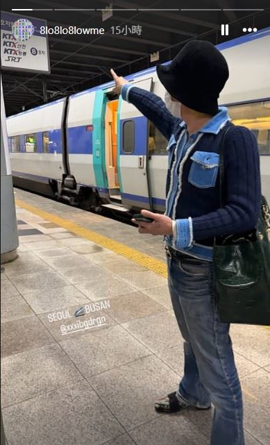 GD與其他旅客一起在月台候車,還跟著人潮排隊、走樓梯,完全沒有巨星架子。(圖/翻攝自權志龍IG)