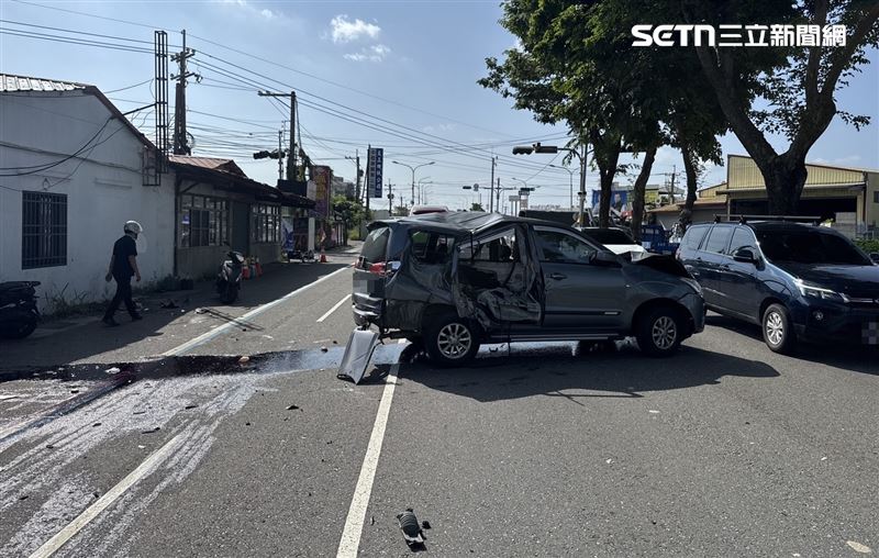 猛烈撞擊導致休旅車失控衝向路邊,撞擊另一輛機車,女駕駛輕微腦震盪送醫。(圖/翻攝畫面)