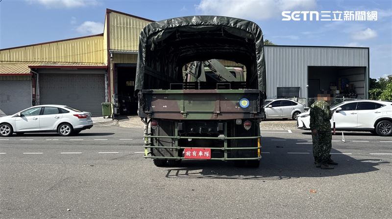 陸軍十軍團一輛軍用卡車在執行任務期間,於路口大迴轉引發車禍。(圖/翻攝畫面)