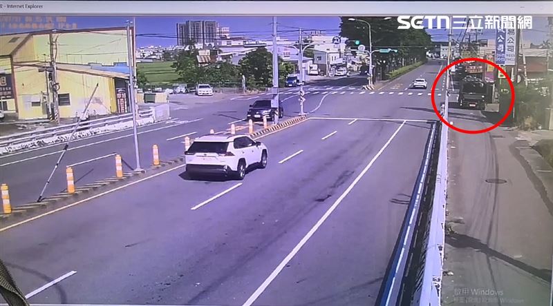 彰化後備旅一輛軍用卡車在路口大迴轉,與休旅車發生碰撞。(圖/翻攝畫面)
