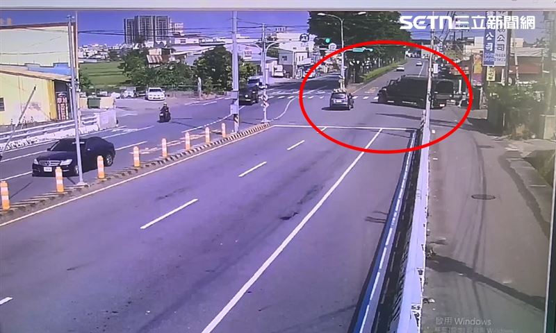 彰化後備旅一輛軍用卡車在路口大迴轉,與休旅車發生碰撞。(圖/翻攝畫面)