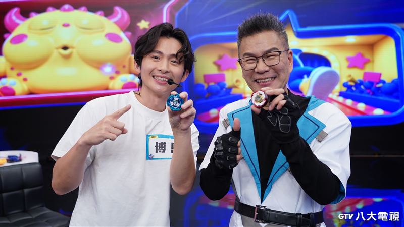 沈玉琳(右)邀請知名脫口秀演員博恩。(圖/八大提供)