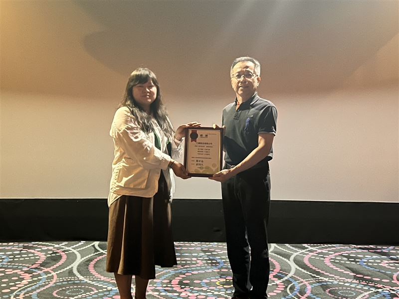 基隆家扶組長-曾麗羚(左)、三顧總經理-唐洪德。(圖/三顧公司提供)