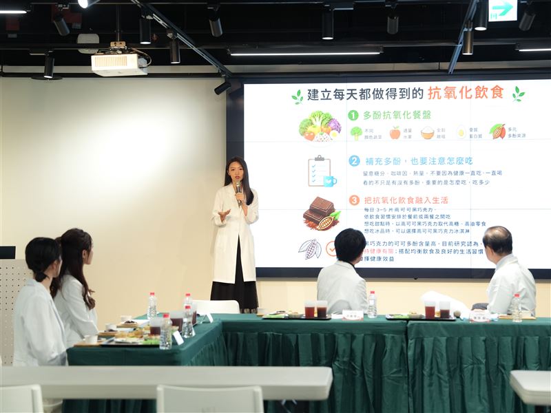 營養師分享,高可可黑巧克力含有可可多酚,好吃也方便取得,更容易融入日常飲食,是抗氧化飲食中的重要拼圖。(圖/INNO+ Media Group提供)