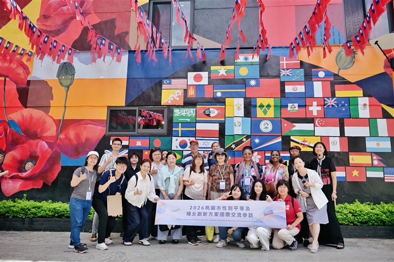 國際貴賓於忠貞文化園區交流婦女創新方案以及體驗新移民文化。(圖/主辦單位提供)