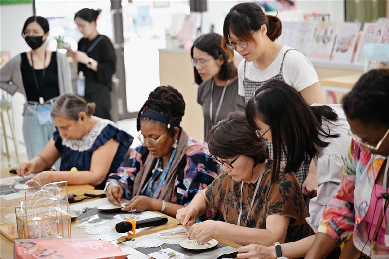 國際貴賓於桃園婦女培力中心交流以及體驗手作。(圖/主辦單位提供)