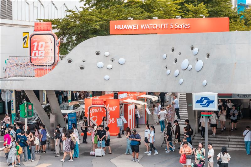 HUAWEI「錶現新時尚體驗展」點亮台北捷運中山站。(圖/品牌業者提供)