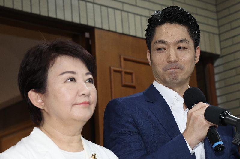 行政院21日邀請六都代表共同針對「食品安全衛生管理法」部分條文修正草案召開審查會議,台北市長蔣萬安(右)、台中市長盧秀燕(左)出席,會前同台接受媒體聯訪