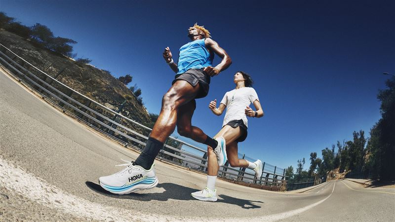 HOKA Clifton 11以滑順腳感,陪伴跑者從城市生活到日常訓練皆能隨心切換。(圖/品牌業者提供)