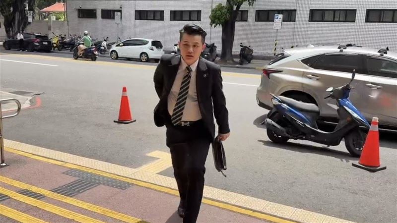 梁軒安一個人抵達高等法院,被問到是否認罪,僅回答「不會」。(圖/翻攝畫面)