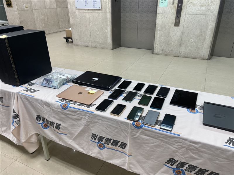 專案小組兵分多路搜捕,現場查扣電腦、筆電、平板及手機等犯案工具。(圖/翻攝畫面)