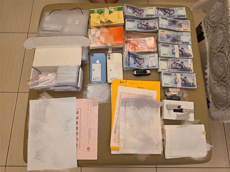 警方一舉瓦解詐騙網站技術供應鏈,現場查扣新臺幣80萬餘元等犯罪所得。(圖/翻攝畫面)