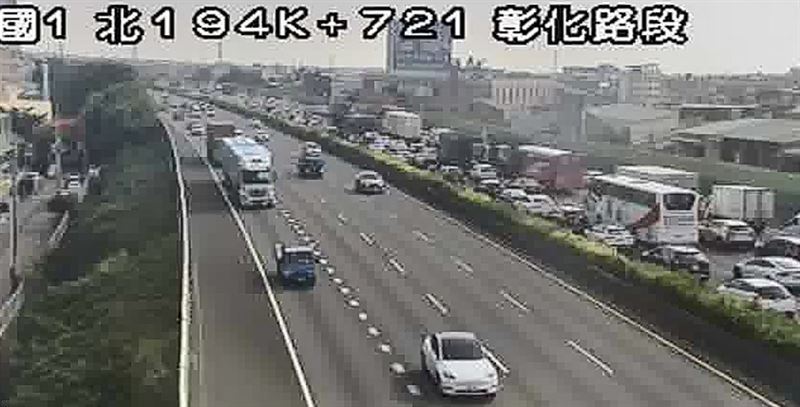 國道1號彰化路段5車連環撞,現場車流回堵約6公里。(圖/翻攝高速公路資訊網)