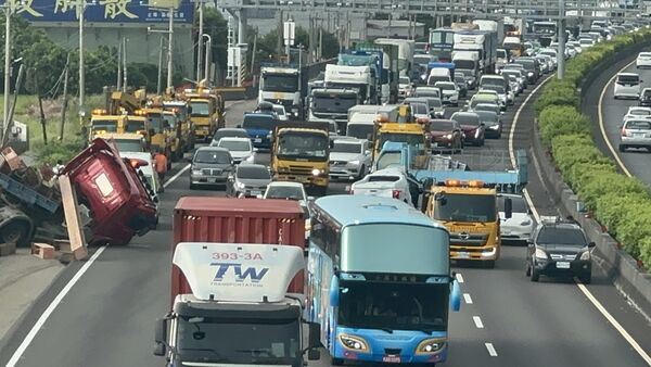 國道1號彰化路段5車連環撞,聯結車失控衝上護欄。(圖/翻攝國道1968)
